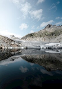 高山湖泊的静谧美景