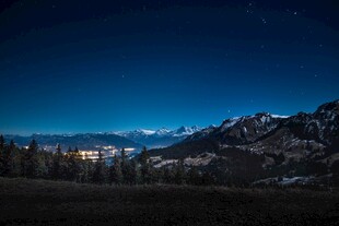 夜幕下的壮丽山脉景观