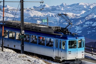 山间蓝白缆车穿行雪景中