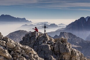 山顶上的徒步者与壮丽山景