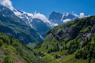 高山绿野间的壮丽美景