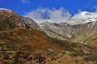 雪山环绕的壮丽山谷景观