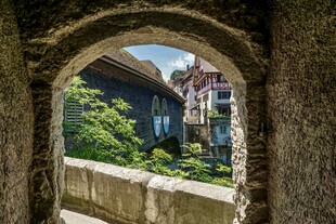 透过拱门看别致建筑景观