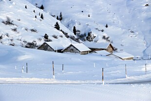 雪覆山村美景