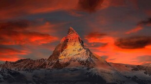 夕阳下的壮丽马特洪峰