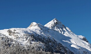 巍峨雪山壮丽景观