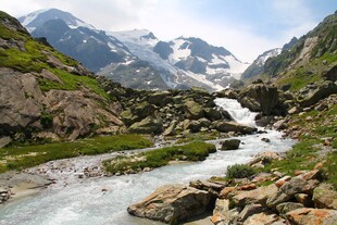 山间溪流穿于嶙峋怪石间