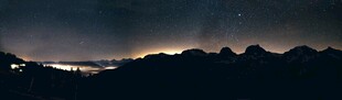 夜幕下的山峦与璀璨星空