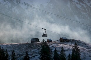 雪山缆车风景