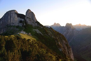 壮丽山景阳光洒照峰巅