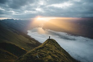 山巅孤影赏云海日出