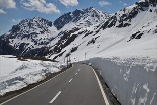 雪山中的蜿蜒公路