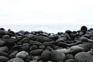 海边石堆
