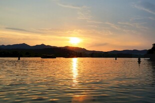 夕阳下的三潭印月