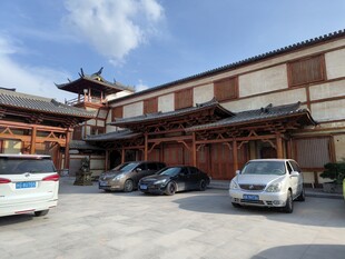 中式建筑前的停车场景