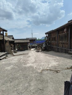 古朴村落中的空旷场地