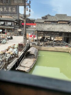 古街河畔的传统建筑景观