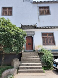 古朴中式民居门前景致