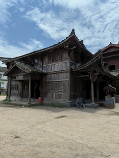 古朴木质传统民居建筑