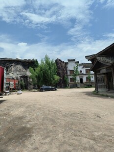 古朴村落的开阔场地
