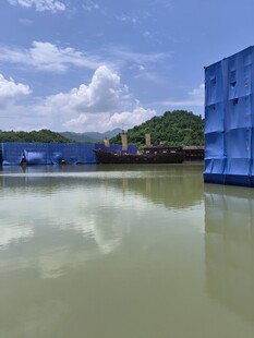 蓝色建筑旁的平静水域