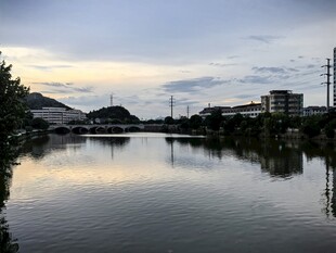 河畔黄昏美景