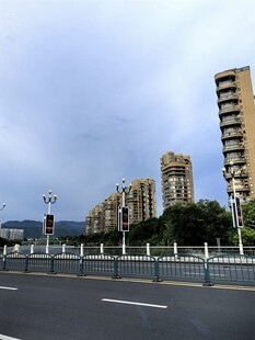 城市道路旁的高层住宅楼