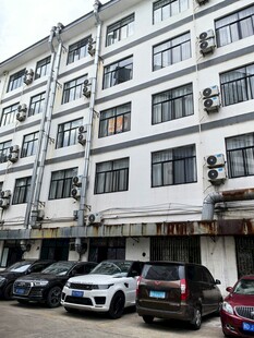 多层居民楼外停放多辆车