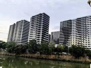 河畔林立的现代高层住宅