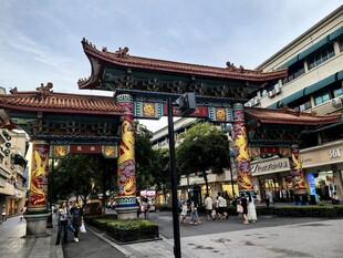 中式牌坊下的热闹街景