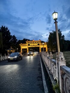 黄昏下的中式牌坊街景