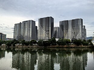 湖畔高楼倒影景观