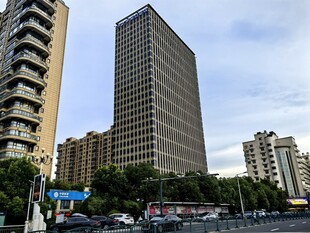城市高楼与街道景象