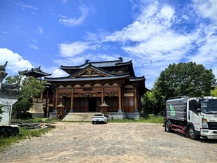 中式古建筑旁的车辆停放