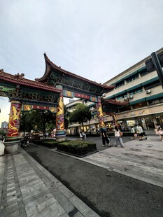 中式牌坊下的城市街道