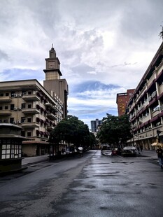 雨后静谧的城市街道景象