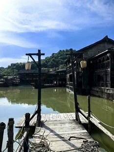 古桥临水