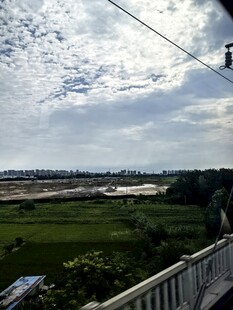 俯瞰田野与天际的开阔景致