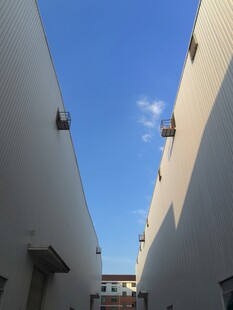 两栋建筑间的晴朗天空