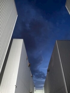 仰望城市楼宇间的天空