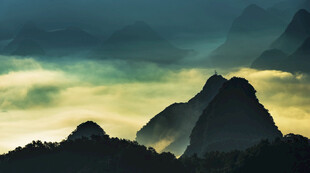山间云雾缭绕的壮丽景致