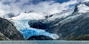 壮丽冰川与巍峨雪山景观
