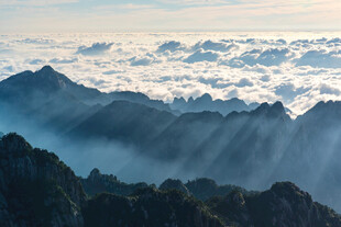 云海中的壮丽山峦景观