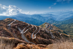 山间蜿蜒公路美景
