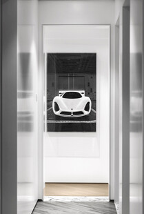 走廊中的汽车海报展示