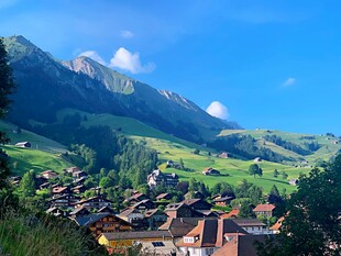 山间美丽村落风景如画
