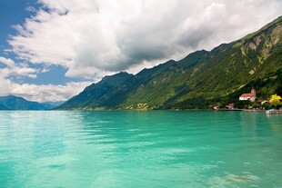 美丽湖景与青山相映