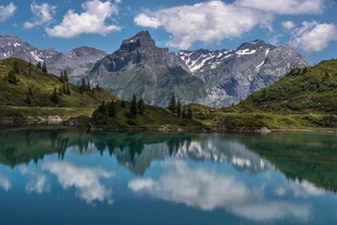高山湖泊美景倒映如画