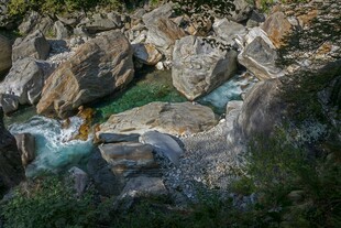 山间溪流穿岩石美景