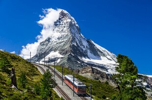 瑞士马特洪峰下的火车风景